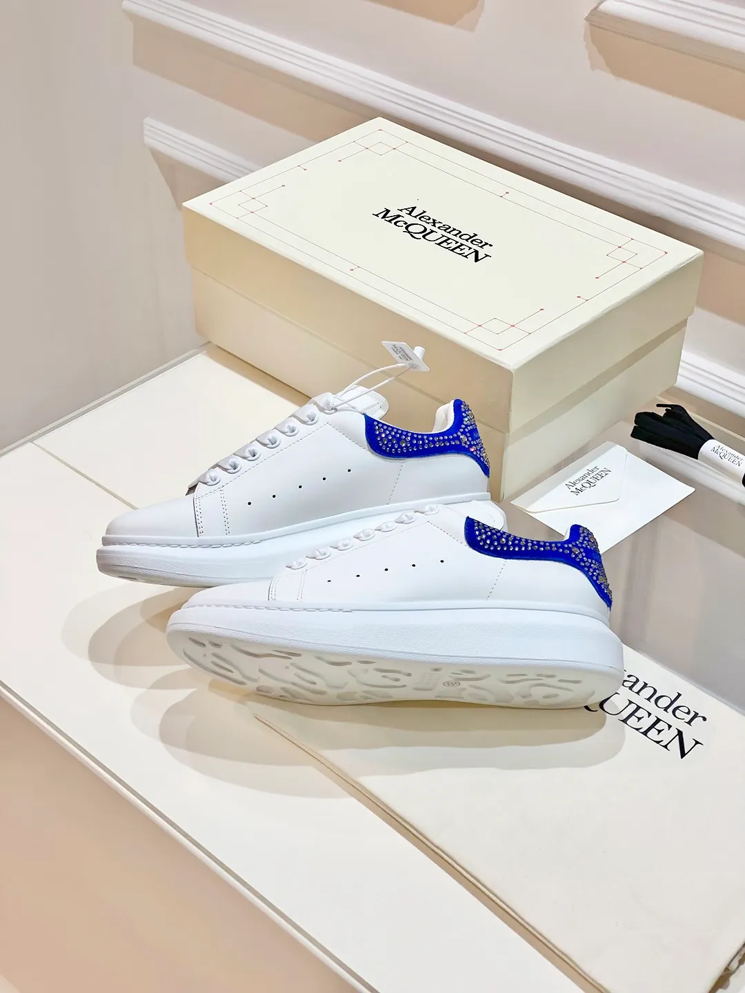 👟👟Ex-factory price 560👟👟 𝐀𝐥𝐞𝐱𝐚𝐧𝐝𝐞𝐫 𝐌𝐜𝐐𝐮𝐞𝐞𝐧A must-have for going out ~ full of confidence. McQueen white shoes are versatile and can instantly elongate your proportions. The long legs that fill the screen make you confident, sweet and cool, and can be controlled by both male and female gods, making you look better as you wear them. ⭐Shoe upper material: first-layer cowhide ⭐Shoe lining material: sheepskin ⭐Available sizes: 35-40, male 39-45 (female 40, male 45 customized)